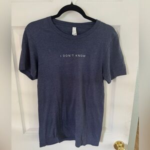 4/$25 Like new “I don’t know” tee sz small